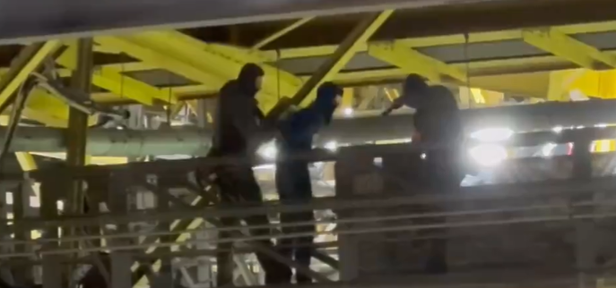 (ВИДЕО) Причината зошто доцнеше полувремето: Маскиран маж бил уапсен на покривот на стадионот