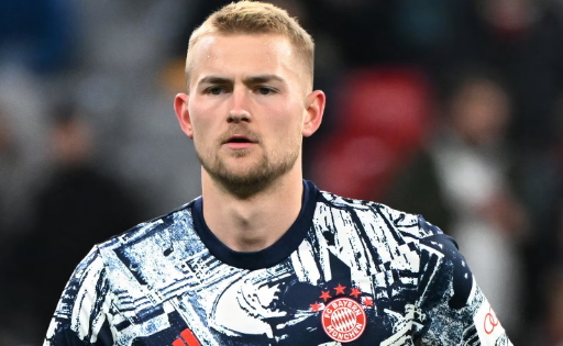 Одбиена е првата понуда на Јунајтед за Де Лихт!