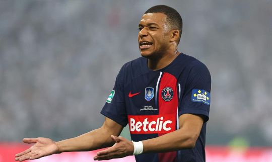 ПСЖ му должи 100 милиони евра на Мбапе: Французинот ќе ги тужи!
