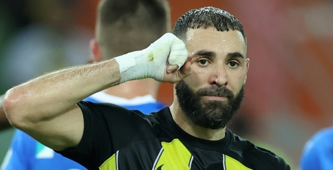 Бензема не потпишува дресови од сегашниот клуб, но нема проблем да стави автограм на дрес од Реал?! (ВИДЕО)