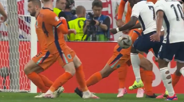 Сака ја допрел топката со рака пред пеналот, но немаше реакција од ВАР! (ВИДЕО)