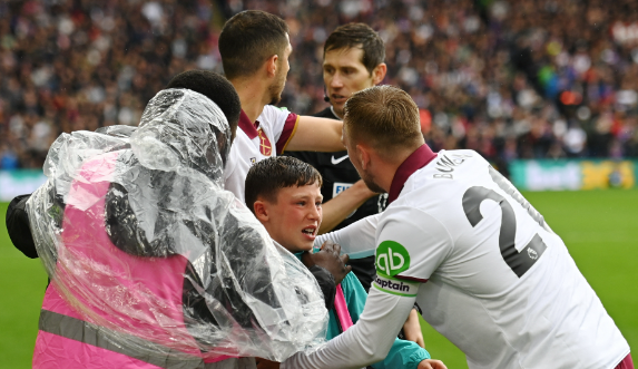 Дете можеше да настрада: Соучек и Боуен ја прекинаа прославата за да му помогнат! (ВИДЕО)