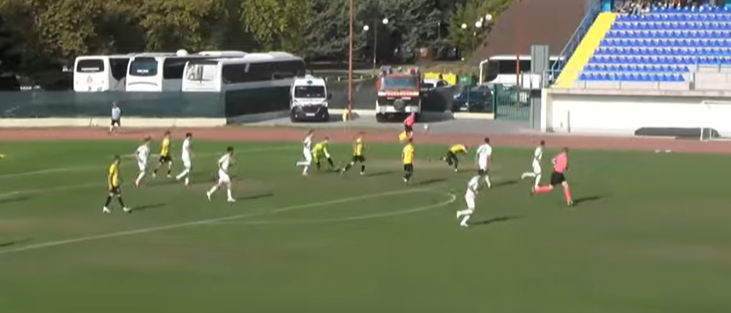 Комедии: Арсими постигна гол откако нивниот играч доби „нокаут“! (ВИДЕО)