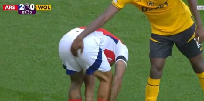 Дефанзивецот на Волвс го зграпчи задникот на Жесус, а Бразилецот полуде! (ВИДЕО)