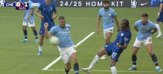 Објаснето зошто немаше пенал при ударот на топката во раката на Ковачиќ