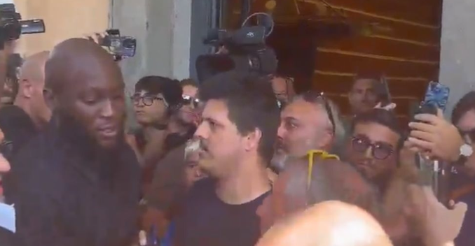 Фановите на Наполи паднаа во делириум: Пристигна Лукаку! (ВИДЕО)