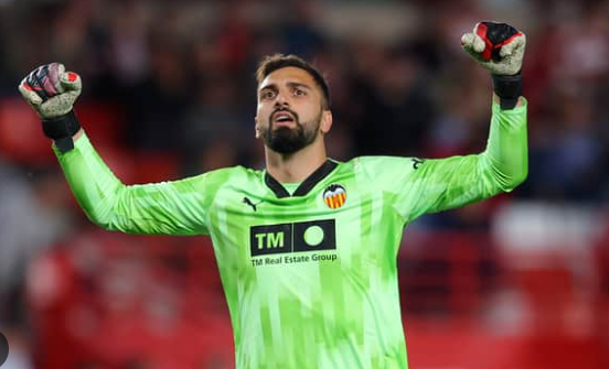 Ливерпул го договори Мамардашвили, но ќе остане сезонава во Валенсија да брани пред Столе!