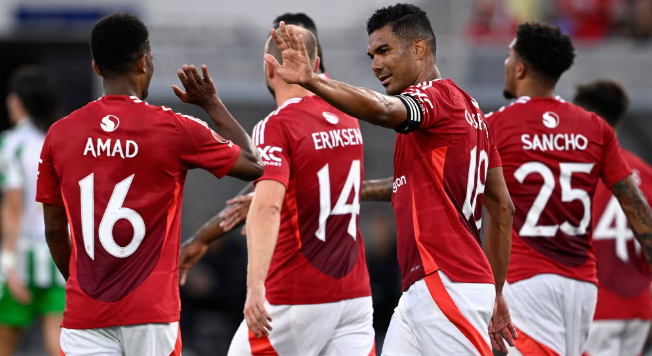 Јунајтед купува двајца играчи во пакет, а се ослободува од тројца!