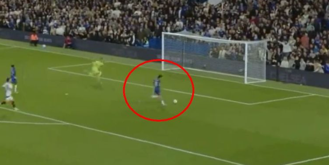 Вакво нешто не се промашува: Гиу се посрамоти пред фановите на Челси! (ВИДЕО)