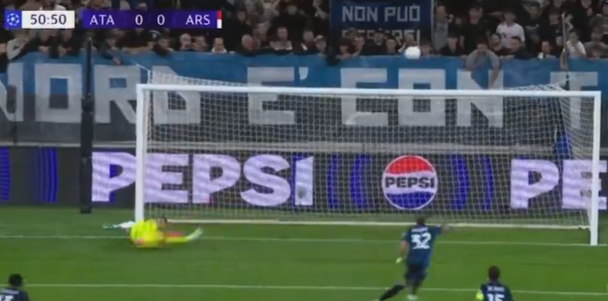 Неверојатна двојна одбрана на Раја, го спаси Арсенал! (ВИДЕО)