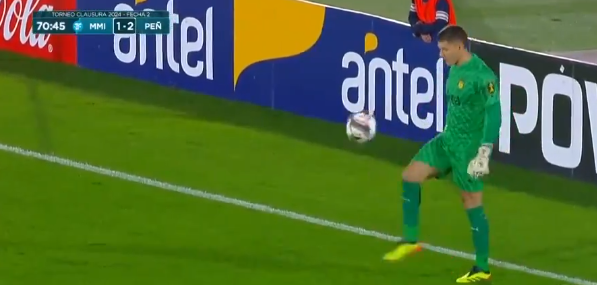 Голманот реши да жонглира и да ги провоцира противниците, настана тепачка! (ВИДЕО)