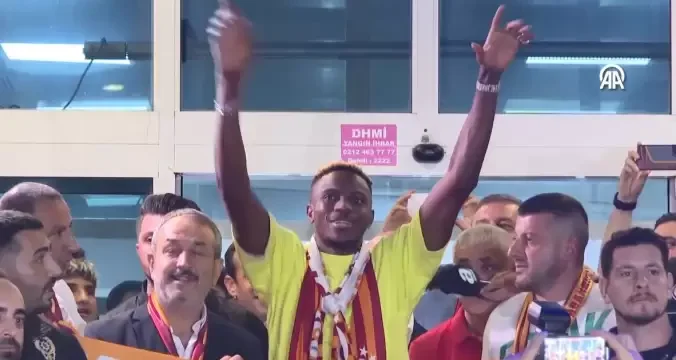 Истанбул грми: Спектакуларно пречекан Осимен! (ВИДЕО)