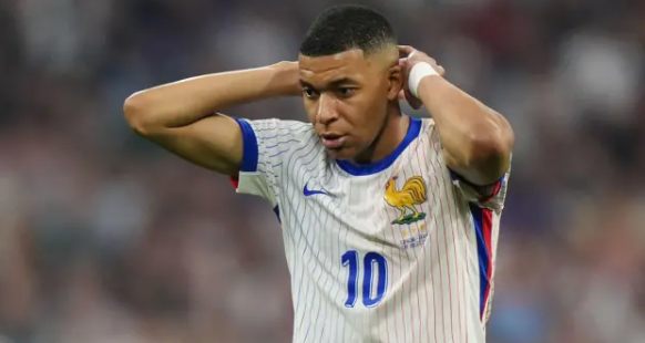 Било хаотично во соблекувалната на Франција: Мењан ги нападнал Мбапе и Гризман