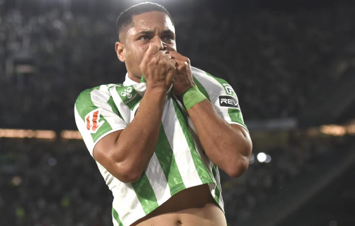 На Роке не му тргна во Барселона, па веднаш го бакна логото на новиот клуб! (ВИДЕО)