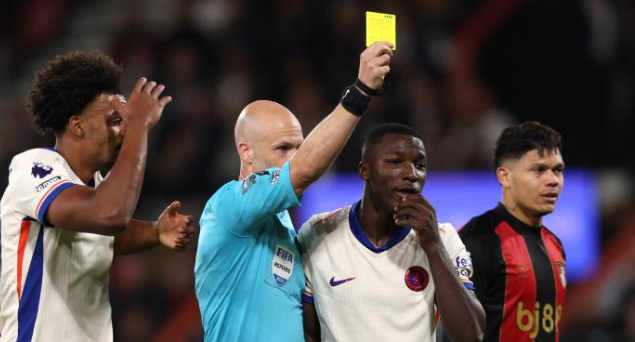 Судијата Тејлор руши негативни рекорди: Покажа најмногу жолти картони во еден натпревар