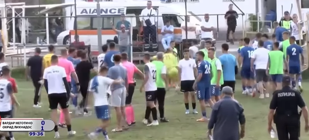 Инцидент по натпреварот во Неготино: Голманот на Охрид заработи тупаница! (ВИДЕО)