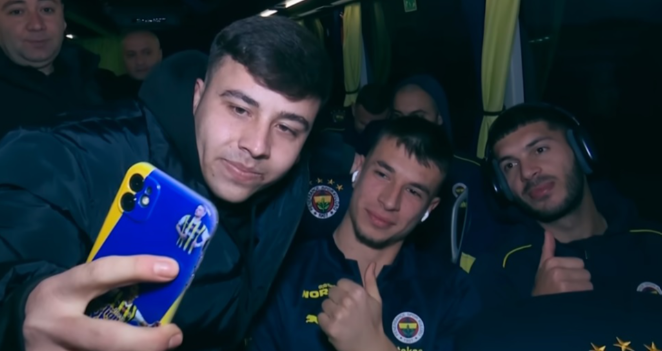 Навивач трчаше по автобусот, Мурињо го пушти внатре (ВИДЕО)