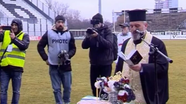 Хаос во Бугарија: Благослов од попови, па брутален напад на делегатот (ВИДЕО)