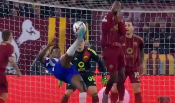 Саму за момент ја шокираше Рома: Мајсторски „ножички“ на играчот на Порто (ВИДЕО)