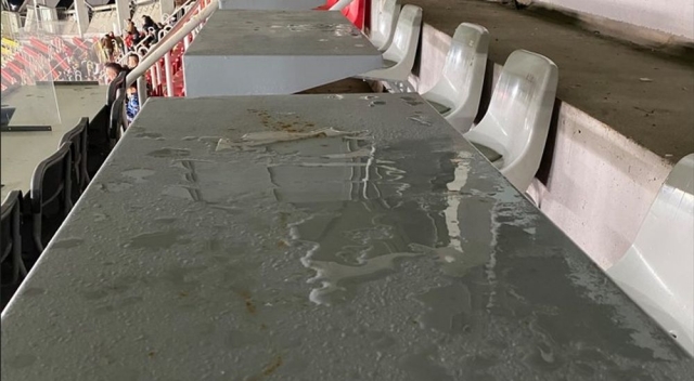 Протекува покривот на скопската Арена: Негрижата на површина! (ВИДЕО)