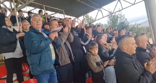 Застана фудбалот во 59. минута во Кочани: Оддаден почит на жртвите (ВИДЕО)