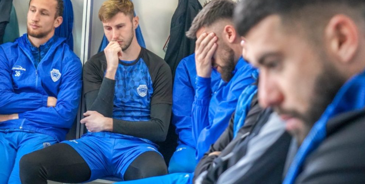 Фудбалерите на Шкупи облеани во солзи, откажан денешниот тренинг (ФОТО)