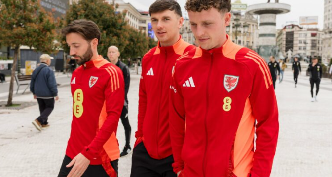 Велшаните се прошетаа низ Скопје пред мечот со Македонија (ФОТО)