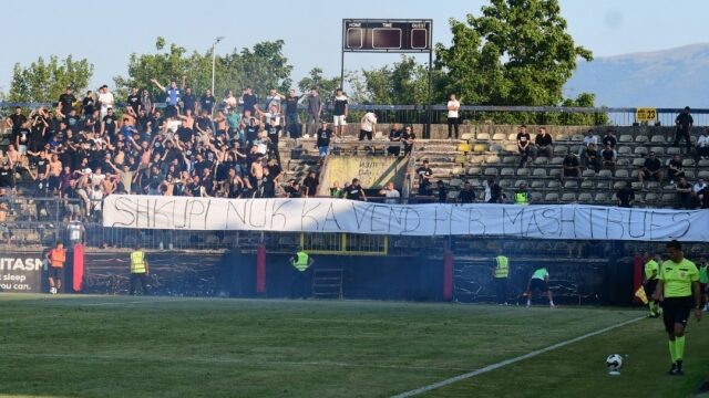 Нереди во Шкупи: Младинци на терен, навивачи со остра порака и демонстративно заминување